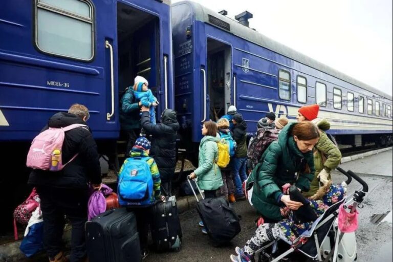 Українські біженці з 16 років мають стати на військовий облік за кордоном, - юрист  - today.ua