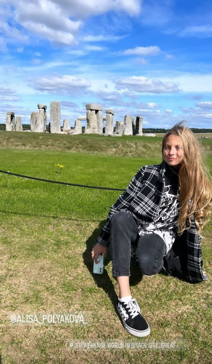 Коса до пояса: Оля Полякова показала редкие фото младшей дочери из Лондона