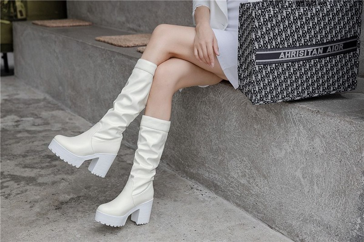 Красиво и удобно: названа самая стильная осенняя обувь на каблуке 2022 года      