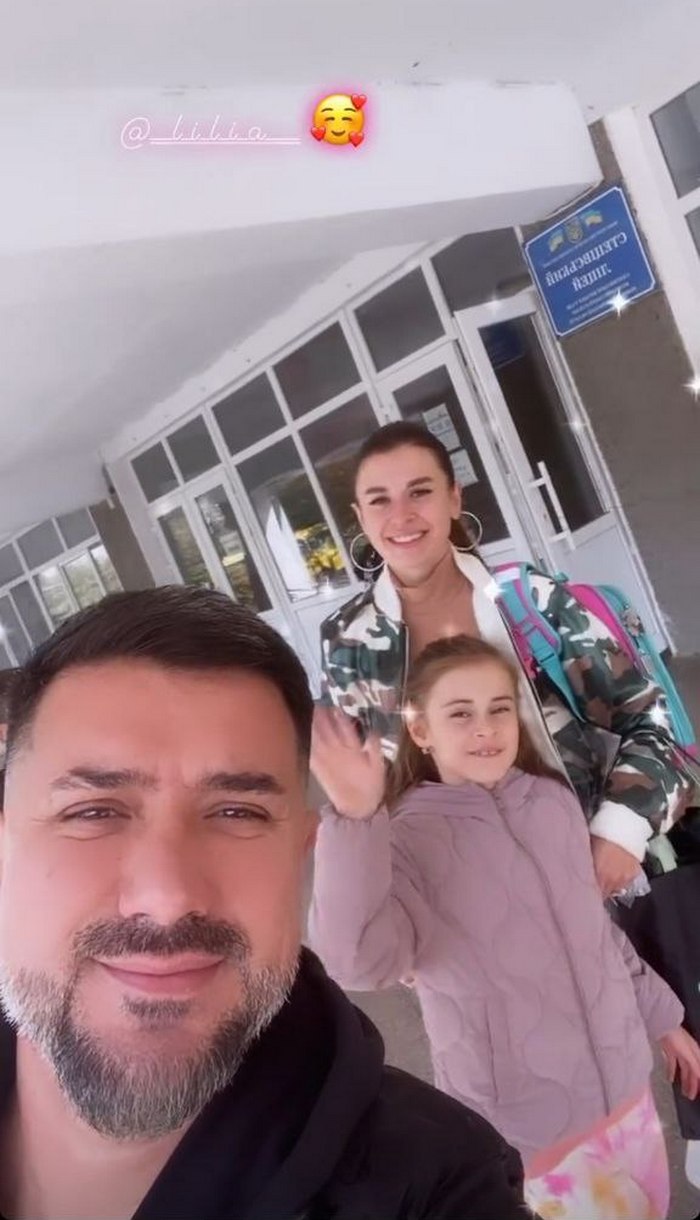 Бывший муж Ани Лорак вместе с красавицей-невестой отвел свою падчерицу в школу в крошечном украинском селе