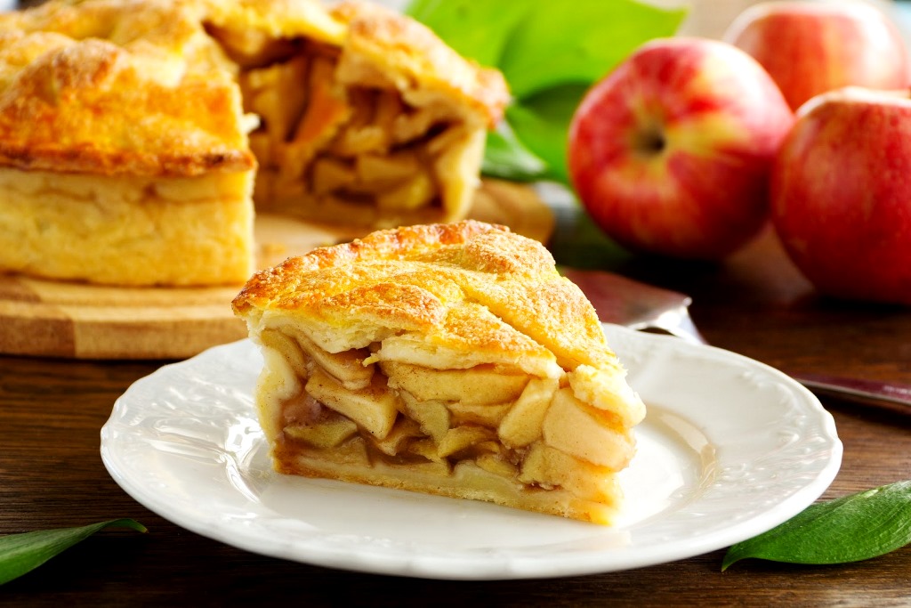 Яблочный пирог: рецепт ароматной выпечки к чаю или кофе 
