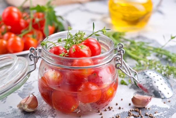 Как правильно консервировать помидоры, чтобы они не лопались в банке: полезные советы от опытных хозяек