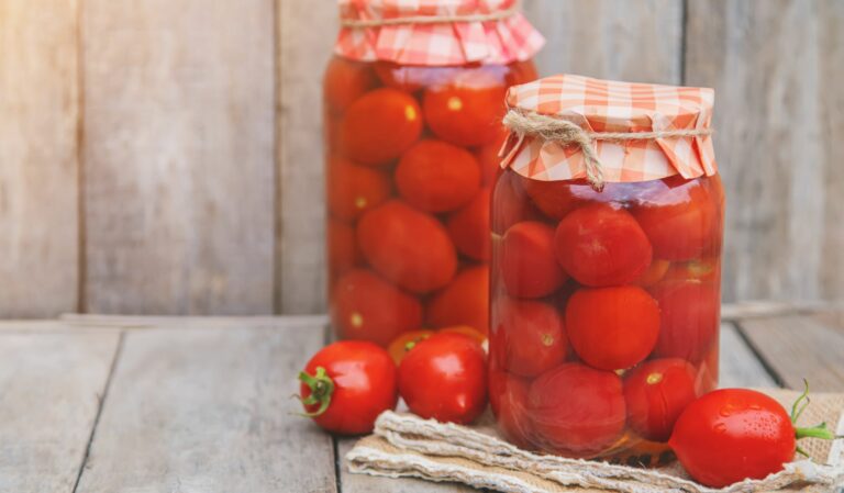 Як правильно консервувати помідори, щоб вони не лопалися у банці: корисні поради від досвідчених господинь - today.ua
