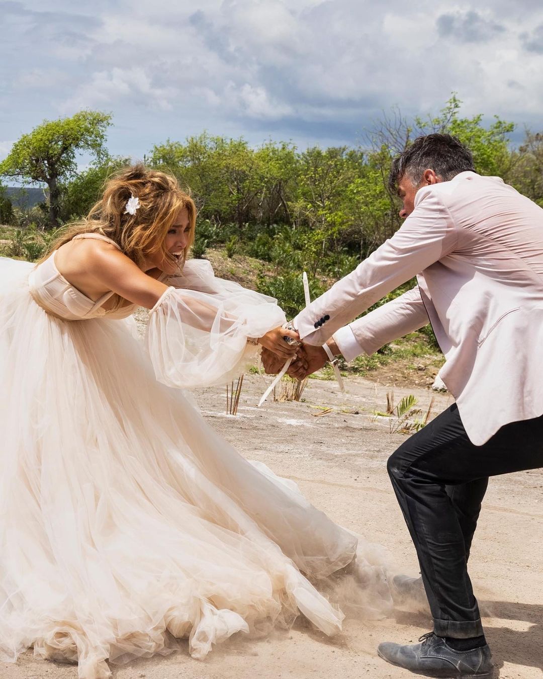 В порванном грязном свадебном платье и с растрепанной прической: Дженнифер Лопес удивила новыми фото