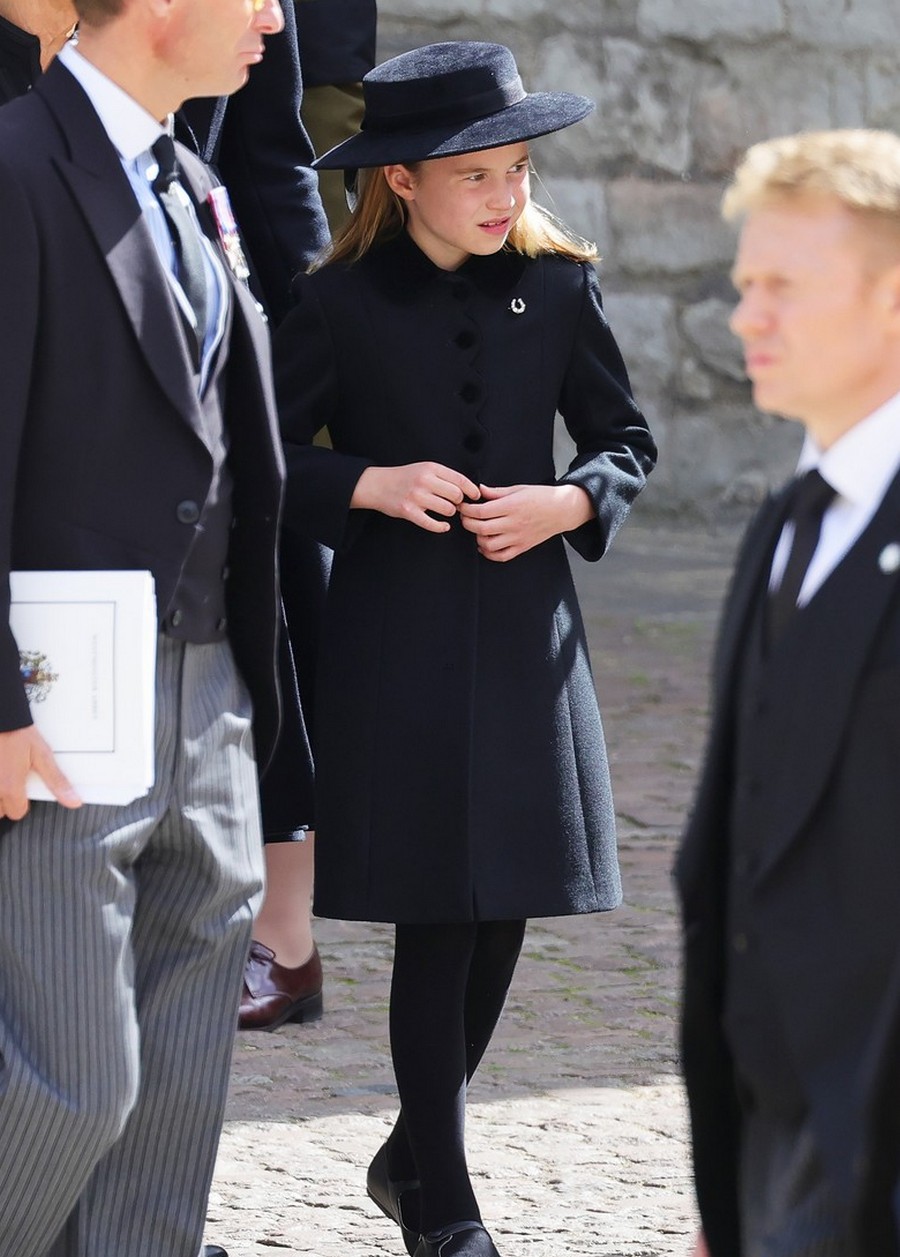 Міні-королева: дочка принца Вільяма та Кейт Міддлтон у капелюшку та пальті як у Єлизавети II вразила публіку