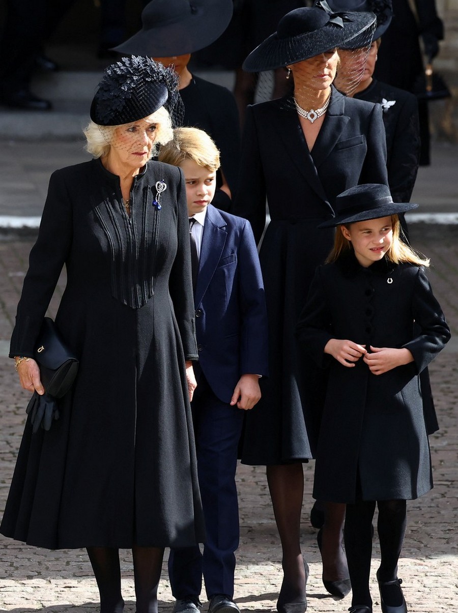Мини-королева: дочь принца Уильяма и Кейт Миддлтон в шляпке и пальто как у Елизаветы II восхитила публику