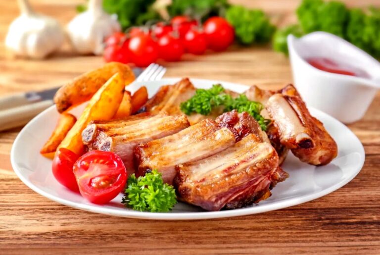 Ребра с черносливом и медом по-львовски: рецепт сочного мяса на обед  - today.ua