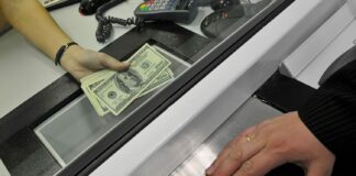 Доллары снять невозможно: ПриватБанк отреагировал на проблему клиентов с покупкой наличной валюты - today.ua