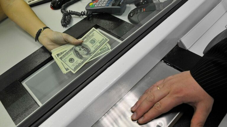 Долари зняти неможливо: ПриватБанк відреагував на проблему клієнтів із купівлею готівкової валюти - today.ua