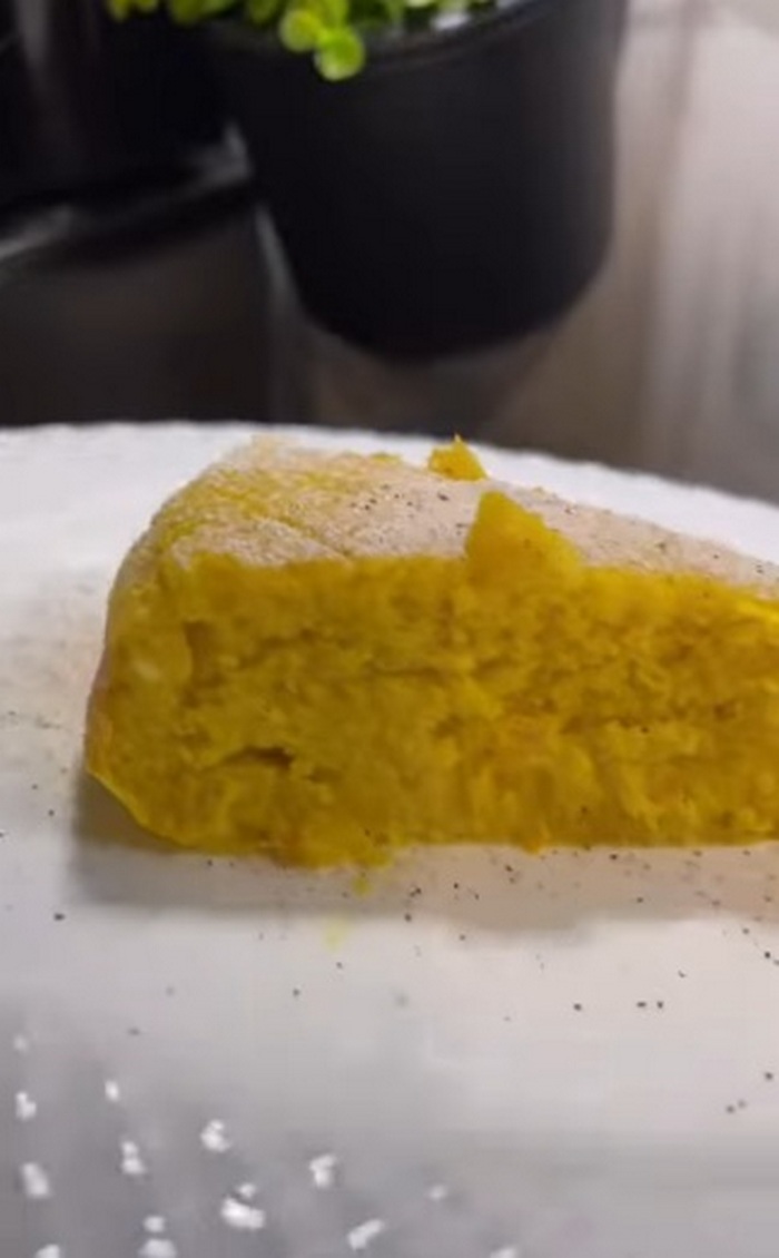 Перебить блендером и запечь: суперлегкий рецепт ароматного апельсинового пирога за 30 минут