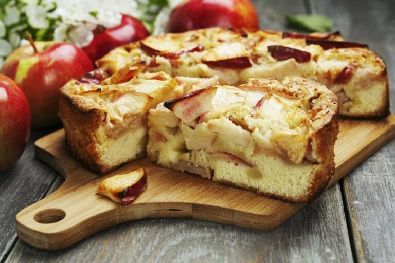Шарлотка с яблоками из 4 ингредиентов - самый простой рецепт пирога, который всегда получается - today.ua