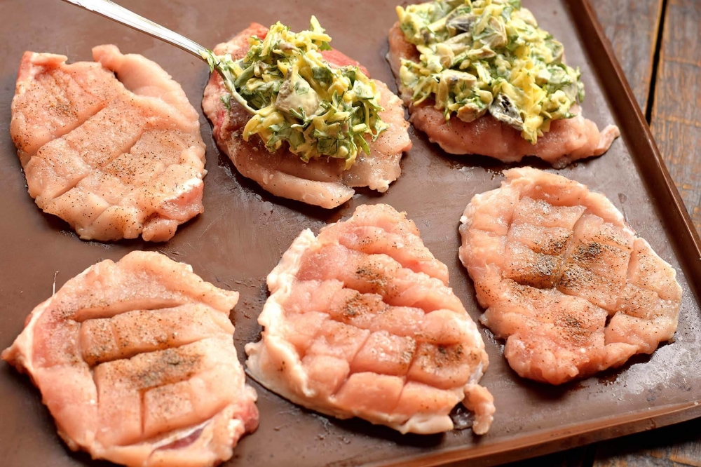 Свиные рулетики с грибами: как приготовить сочное мясное блюдо к любому гарниру