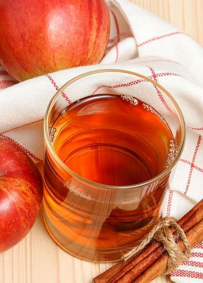 Без кип'ятіння та соковарки: рецепт швидкого яблучного соку на зиму з двох інгредієнтів
