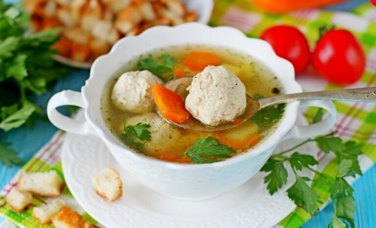 Вершковий суп із фрикадельками та сиром: рецепт запашної страви на обід для всієї родини - today.ua