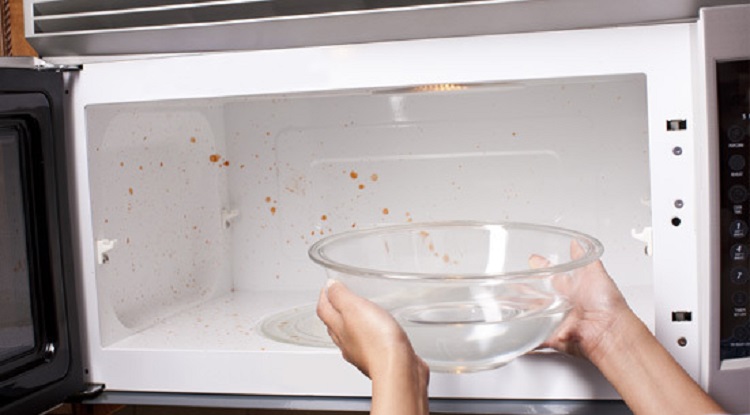 Як швидко очистити мікрохвильову піч від жиру: перевірений засіб, який є у кожного на кухні