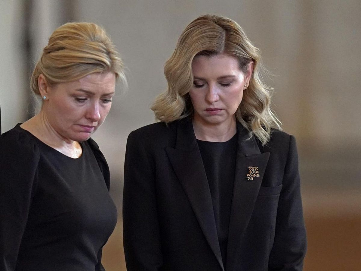 Не хуже принцессы: Елена Зеленская в черном миди-платье затмила красотой на встрече с Кейт Миддлтон в Букингемском замке - today.ua