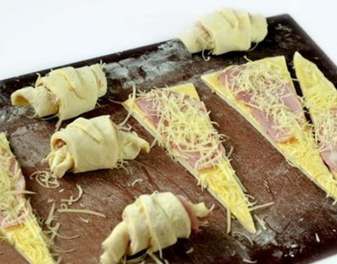 Круасани як у Парижі: рецепт листкової випічки з начинкою з шинки та сиру