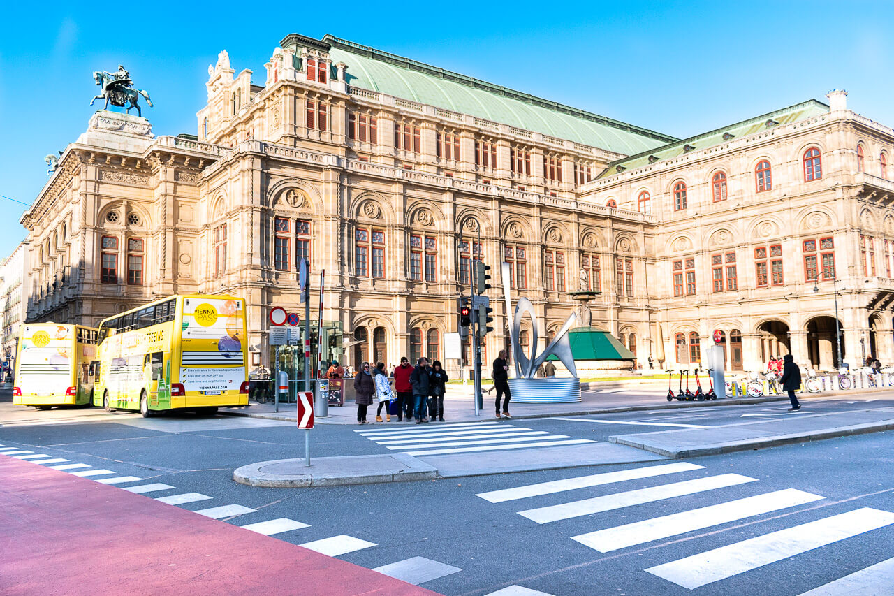 Украинцам продлили бесплатный проезд в общественном транспорте Вены: сколько еще беженцы смогут ездить без билетов