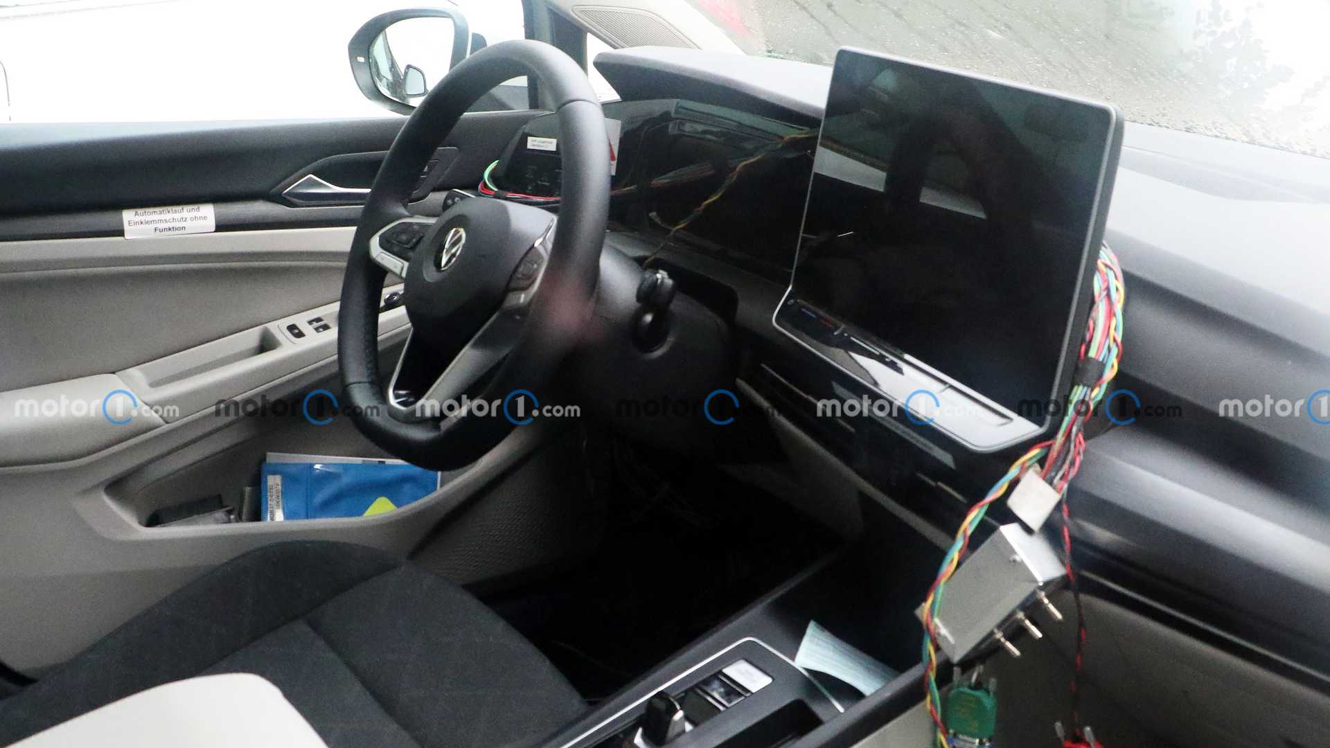 Обновленный VW Golf получит большой сенсорный дисплей