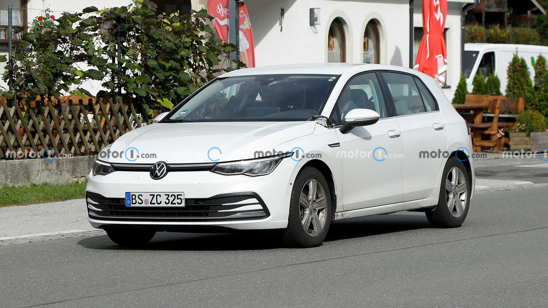 Обновленный VW Golf получит большой сенсорный дисплей