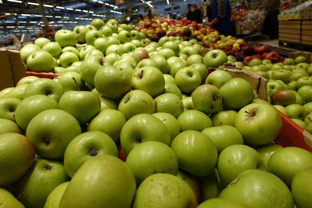 В Україні зростають ціни на яблука осіннього врожаю: скільки коштують фрукти у супермаркетах та на базарах
