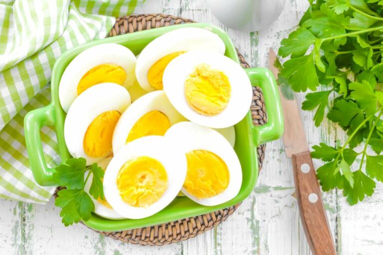 Як приготувати варені яйця без води: кулінарна хитрість   - today.ua