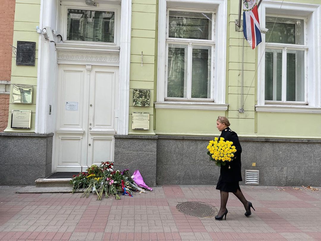 У короткій спідниці та на високих підборах: 61-річна Юлія Тимошенко вшанувала пам'ять покійної королеви