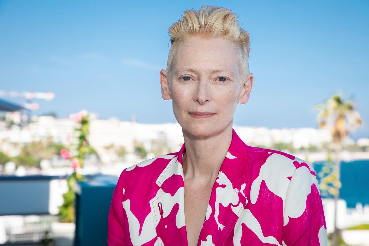 Для меня честь: Тильда Суинтон покрасила волосы в цвет украинского флага - today.ua