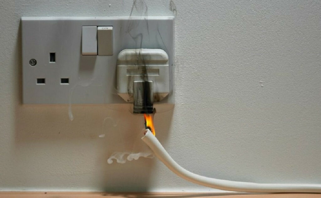 Специалисты рассказали, нужно ли вынимать зарядное устройство из розетки после окончания зарядки прибора