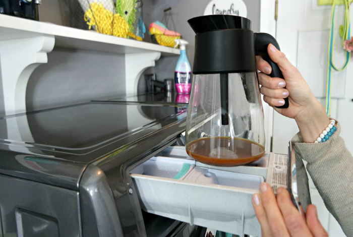 Зачем добавлять кофе в стиральную машину во время стирки: названо действенный способ сохранить цвет одежды