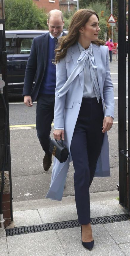Голубая блуза и пальто со скошенными карманами: Кейт Миддлтон в трендовом осеннем образе посетила Ирландию