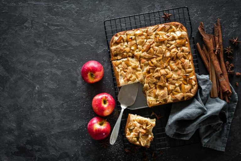 Шарлотка без сахара – вкусный рецепт яблочного пирога с шоколадом на слоеном тесте - today.ua