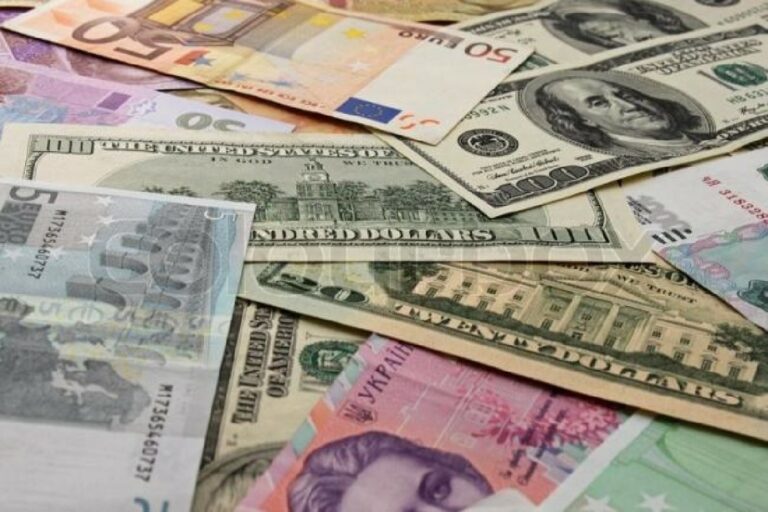 Гривня, долар чи євро: українцям назвали валюту, в якій безпечніше зберігати свої заощадження - today.ua