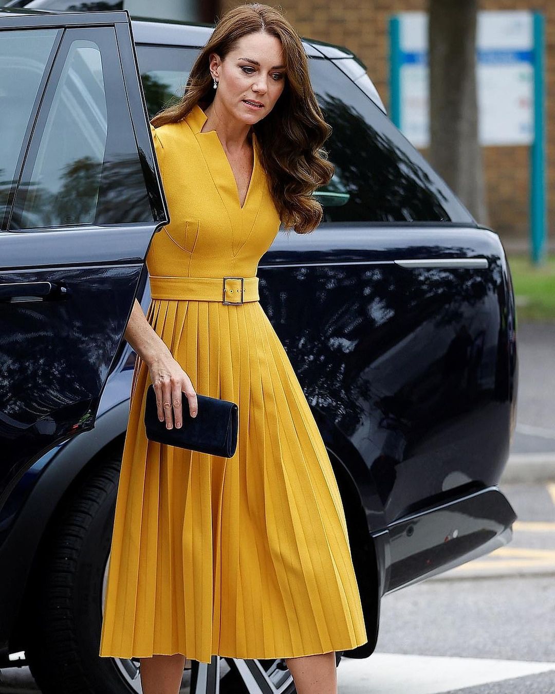 Как солнышко: Кейт Миддлтон сменила траурный наряд на ярко-желтое платье с плиссированной юбкой