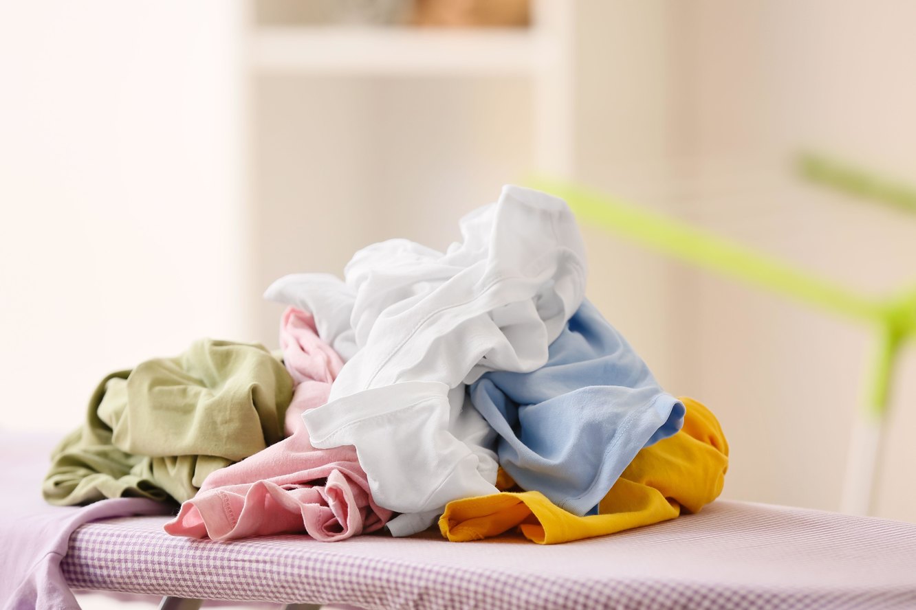 Как погладить одежду, если нет света: пять простых способов