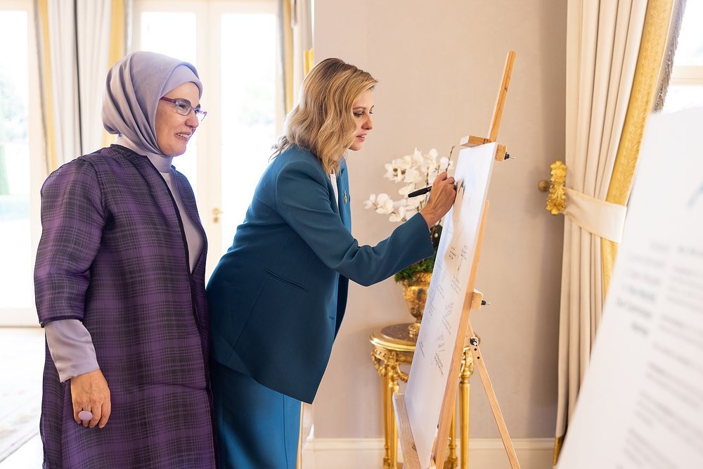 В элегантном голубом костюме от украинского дизайнера: Елена Зеленская встретилась с первой леди Турции
