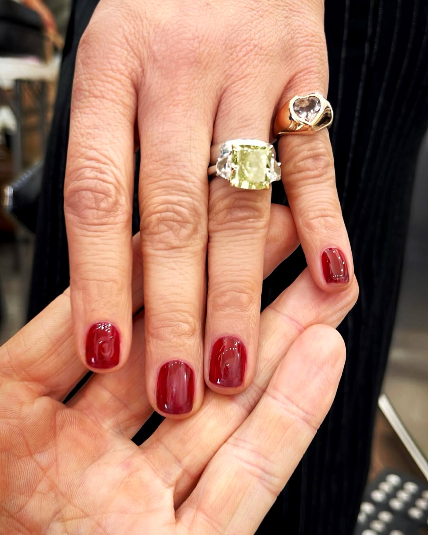 Трендовый маникюр осени: Дженнифер Лопес показала самый модный цвет ногтей 
