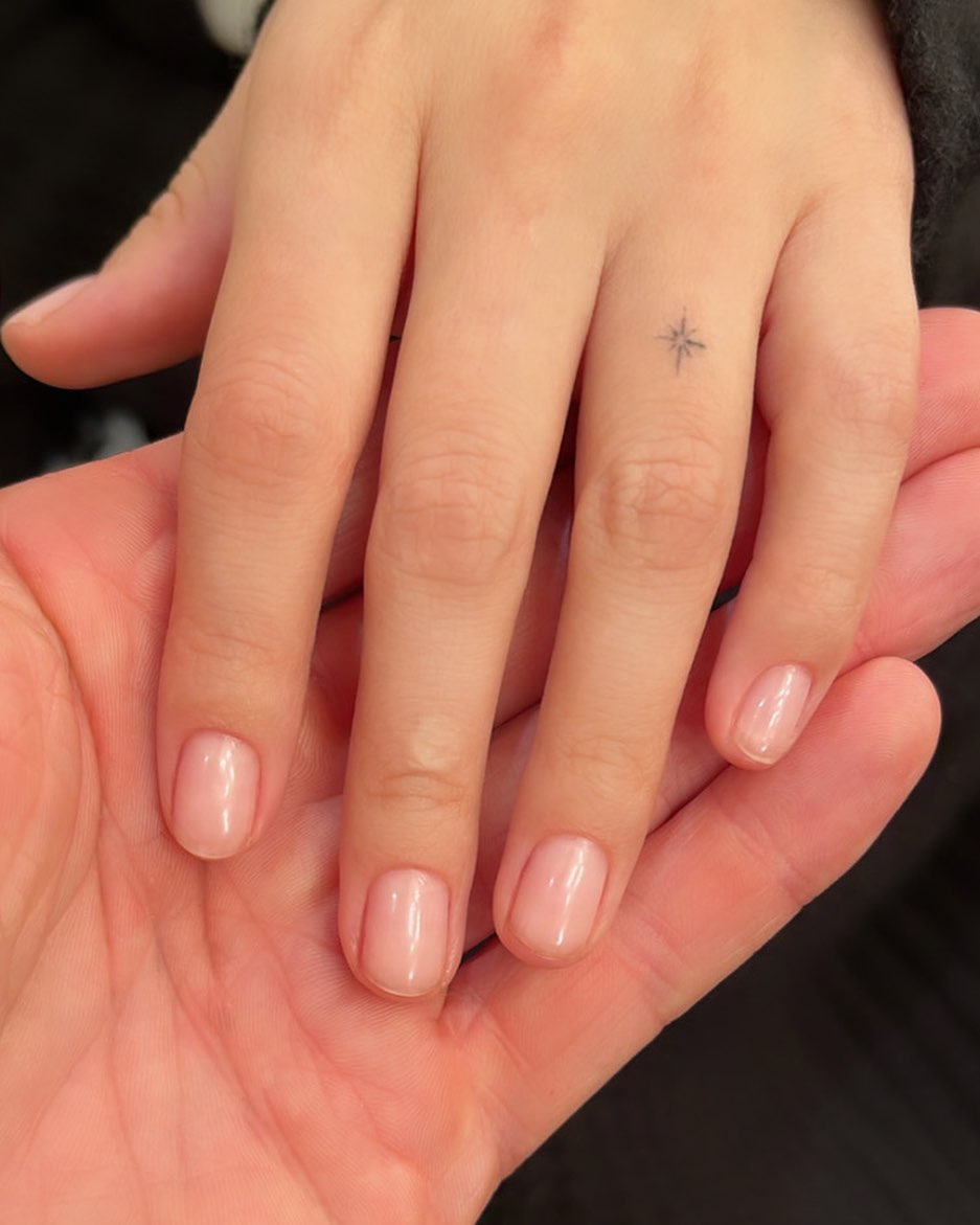Наймодніший манікюр для коротких нігтів показала Селена Гомес: фото та відео