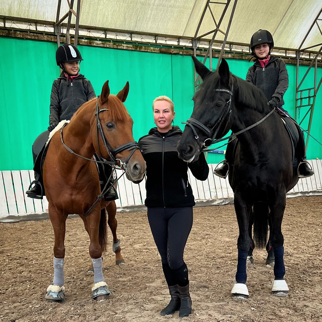 “Будущие чемпионки Украины“: Камалия показала редкое фото с дочерьми на лошадях
