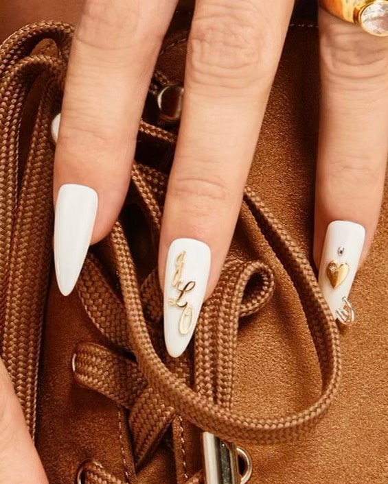 “Маникюр для королевы“: Дженнифер Лопес показала трендовый осенний дизайн ногтей