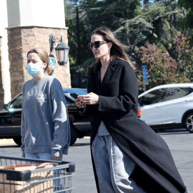 В черном пальто макси и мешковатых штанах: Анджелина Джоли попала в объективы папарацци с 14-летней дочерью