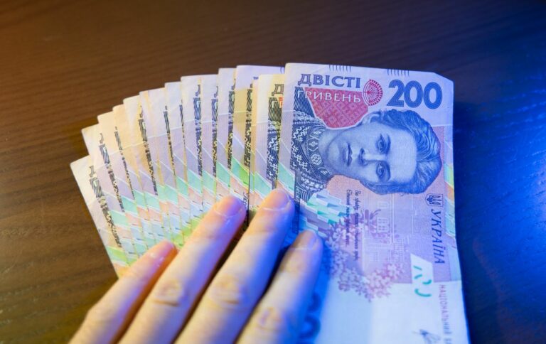 Украинцам рассказали, кто может получить 900 гривен компенсации на оплату коммуналки - today.ua