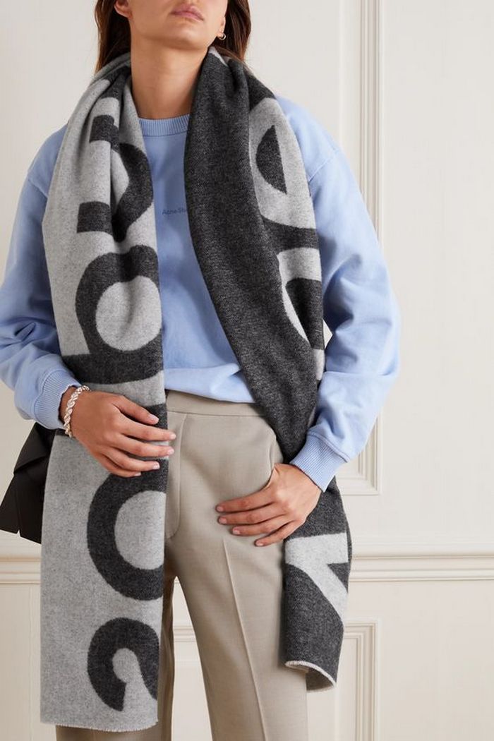 Чотири наймодніші шарфи 2022 року: як стильно утеплитися взимку