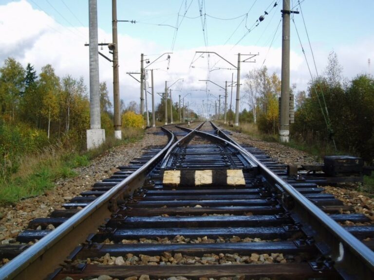 Укрзалізниця попередила пасажирів про затримку поїздів на фоні ракетної атаки - today.ua