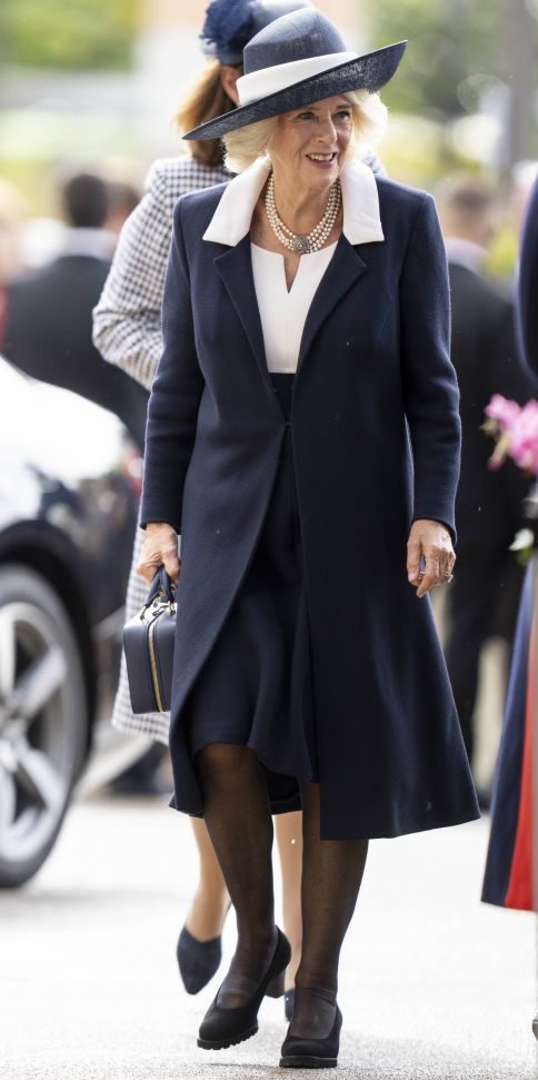 Синьо-біле пальто, капелюх та перли: 75-річна королева-консорт Камілла відвідала іподром в Аскоті