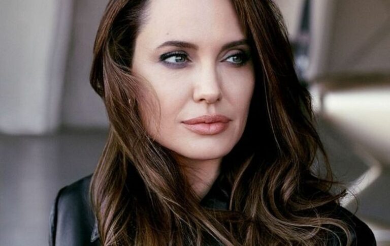В черном пальто макси и мешковатых штанах: Анджелина Джоли попала в объективы папарацци с 14-летней дочерью - today.ua