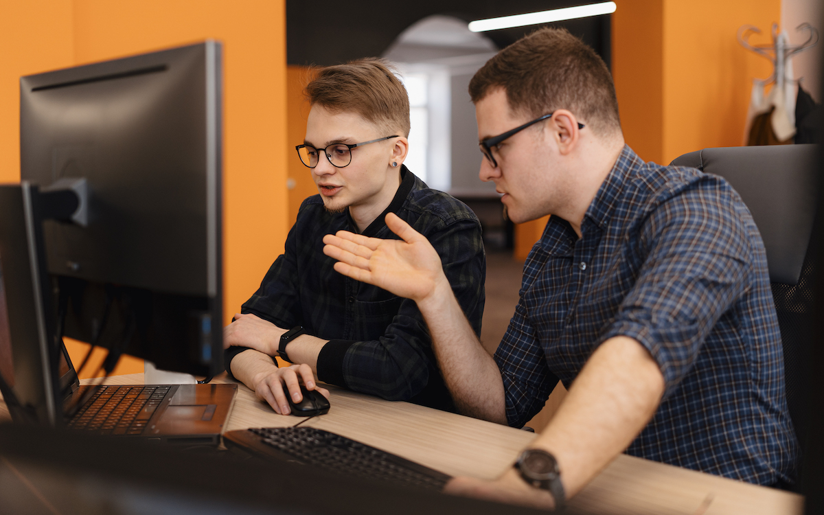 В Україні урізали зарплати менеджерам та айтішникам: на скільки впали доходи громадян у вересні