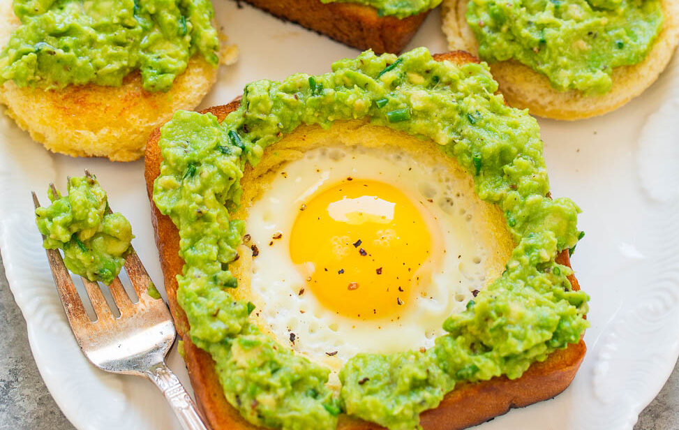 Полезные тосты с авокадо и яйцом: рецепт вкусного и питательного завтрака за 5 минут