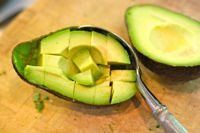 Корисні тости з авокадо та яйцем: рецепт смачного та поживного сніданку за 5 хвилин