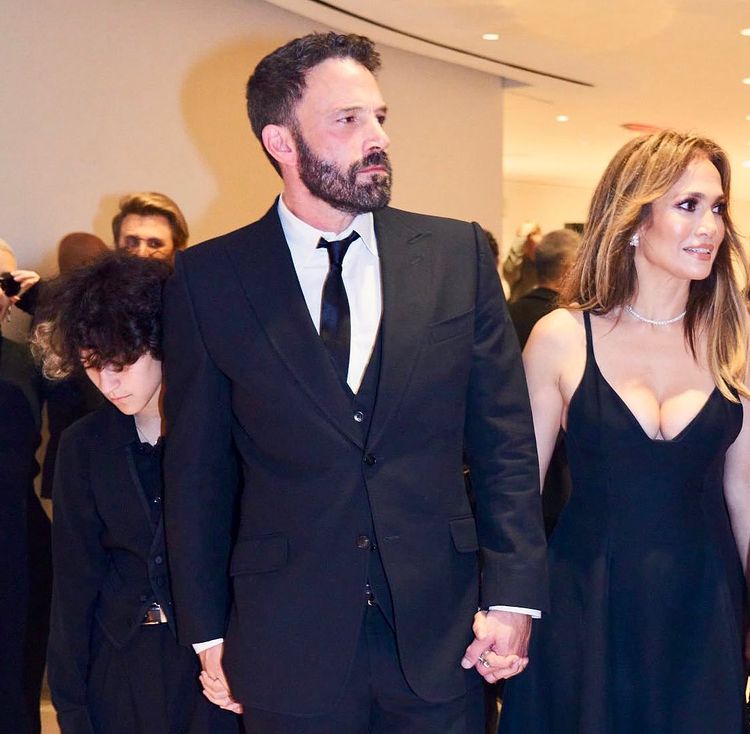 Дженнифер Лопес в черном платье с глубоким декольте совершила редкий выход в свет с мужем и детьми